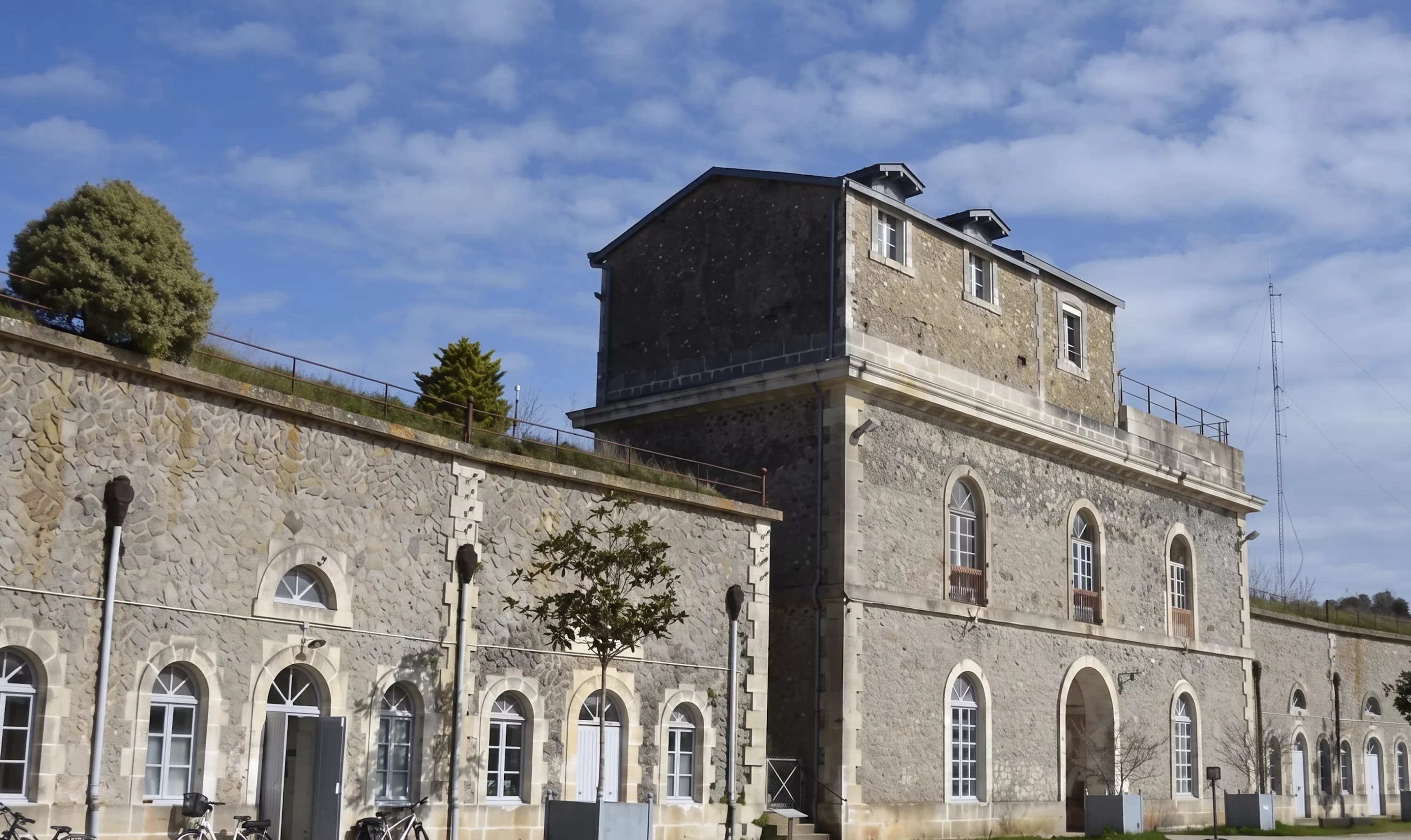 Citadelle de l'Île d'Yeu, imposante forteresse en pierre avec tour carrée et arcades, monument historique vendéen