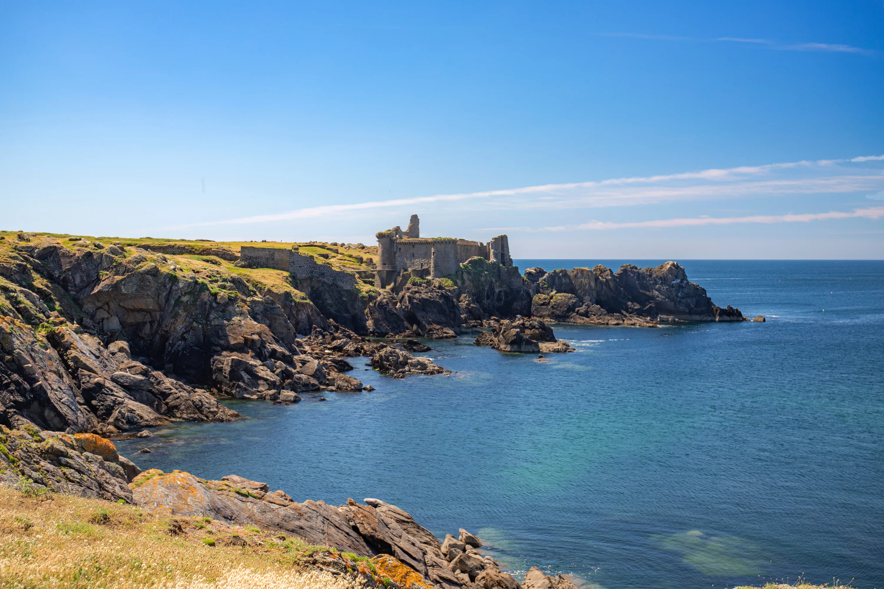 Vieux Château de l'Île d'Yeu perché sur les rochers granitiques face à l'océan Atlantique, côte sauvage vendéenne