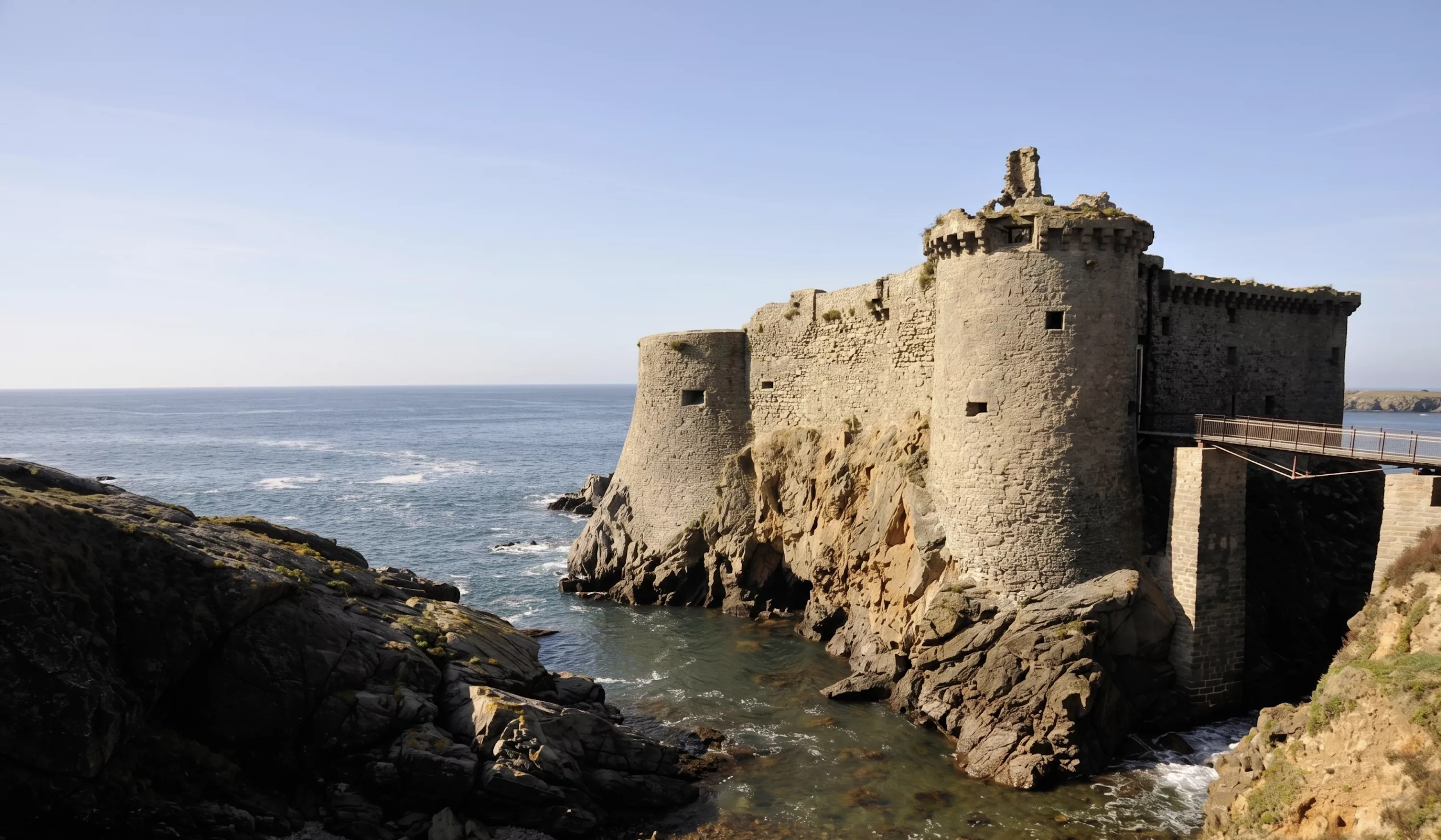 Vieux château fortifié en pierre sur les rochers face à l'océan Atlantique, site historique emblématique de l'Île d'Yeu en Vendée