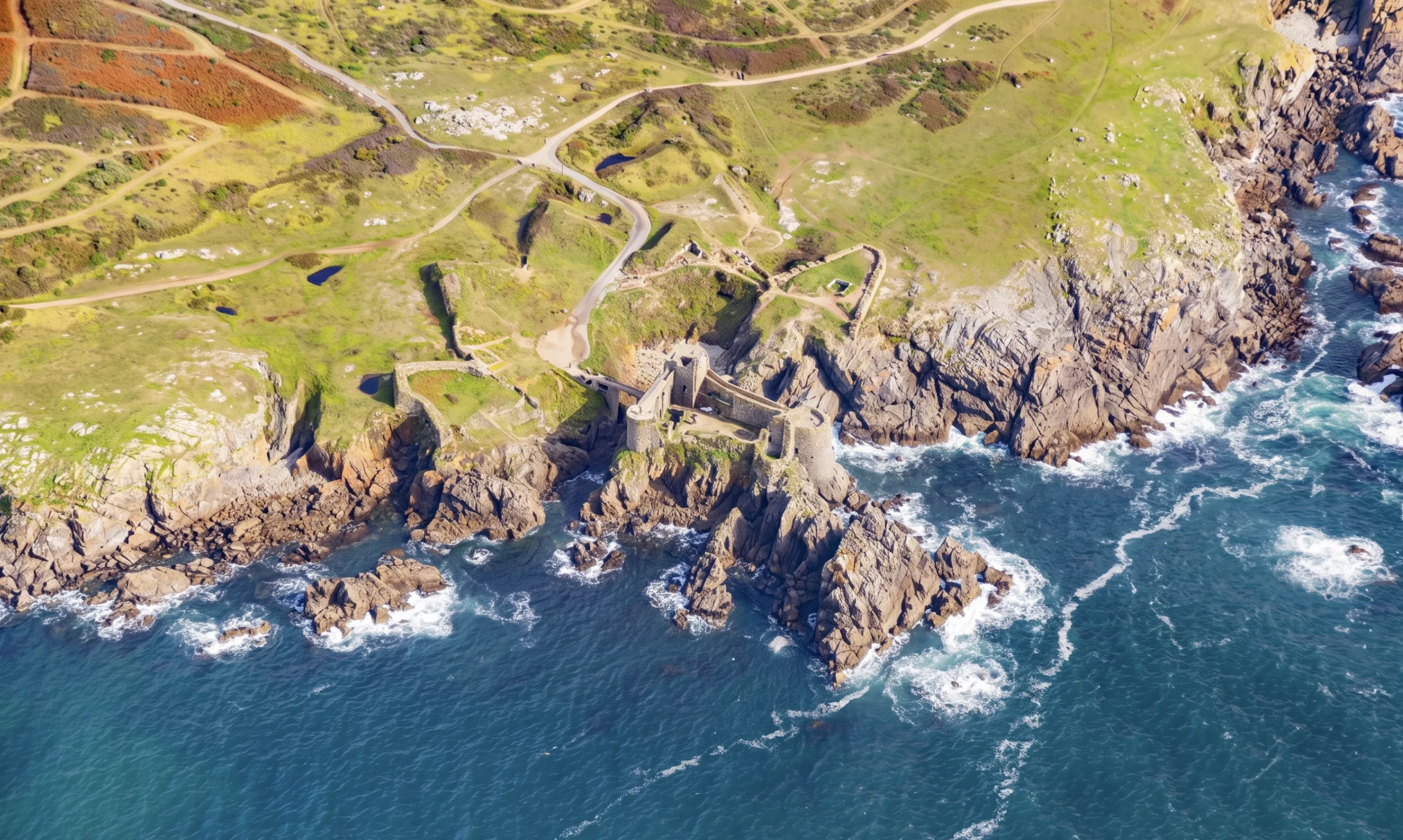 Vue aérienne du Vieux-Château de l'Île d'Yeu sur les rochers face à l'océan Atlantique, côte sauvage vendéenne
